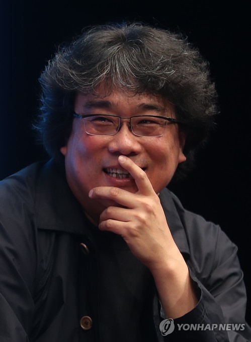 봉준호 감독2019년 4월 22일 서울 중구 소공동 웨스틴조선호텔에서 열린 영화 '기생충' 제작보고에 참석해 취재진 질문을 듣고 있는 봉준호 감독 모습. 2019.12.9 [연합뉴스 자료사진]