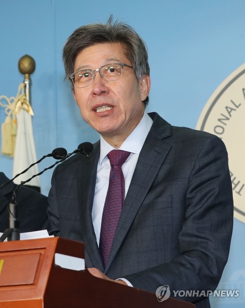 통합신당준비위 인선 발표하는 박형준 혁통위원장박형준 혁신통합추진위원회 위원장이 지난 6일 오전 서울 여의도 국회 정론관에서 기자회견을 열고 공동대표 5명·특별위원장 2명·창당준비위원 9명 체제의 '통합신당준비위원회' 인선 내용을 발표하고 있다. 공동대표는 박형준 혁통위원장, 장기표 국민소리당 창당위원장과 함께 자유한국당 심재철 원내대표, 미래를향한전진4.0 이언주 대표가 맡는다. 새보수당 몫의 공동대표 후보로는 정병국 의원이 거론된다. [연합뉴스 자료 사진]