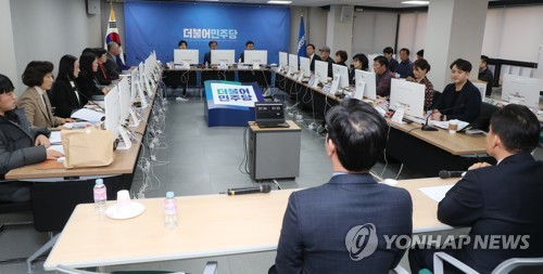 지역구 국회의원 후보자 면접하는 민주당 공관위더불어민주당 공천관리위원회의 원혜영 위원장과 위원들이 9일 오전 서울 여의도 더불어민주당 중앙당사에서  제21대 총선 지역구 국회의원 후보자 면접을 하고 있다. [연합뉴스 자료사진]