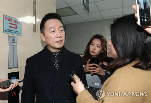 취재진 질문에 답변하는 정봉주정봉주 전 의원이 2월 9일 오후 더불어민주당 공천관리위원회가 자신에 대한 예비후보 적격 여부 판정을 재보류한 것과 관련해 이해찬 대표와 국회 의원회관 의원실에서 면담을 마친 후 이동하며 취재진 질문에 답하고 있다.[연합뉴스 자료사진]