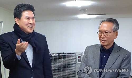 김형오 만난 김태호김형오 자유한국당 공천관리위원장(오른쪽)이 지난 2월 9일 오후 경남 거창군 김태호 전 의원 사무실에서 김 전 의원(왼쪽)과 대화를 나누고 있다.[김태호 전 의원 측 제공. 재판매 및 DB 금지]