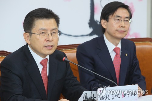 최고위 발언하는 황교안(서울=연합뉴스) 진성철 기자 = 자유한국당 황교안 대표가 10일 국회에서 열린 최고위원회의에서 발언하고 있다.   2020.2.10 zjin@yna.co.kr