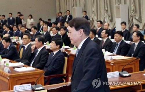 전국 지검장 및 선거담당 부장검사 회의 참석한 윤석열(서울=연합뉴스) 임헌정 기자 = 윤석열 검찰총장이 10일 서울 서초구 대검찰청에서 열린 전국 지검장 및 선거 담당 부장검사 회의에 입장하고 있다. 2020.2.10 kane@yna.co.kr