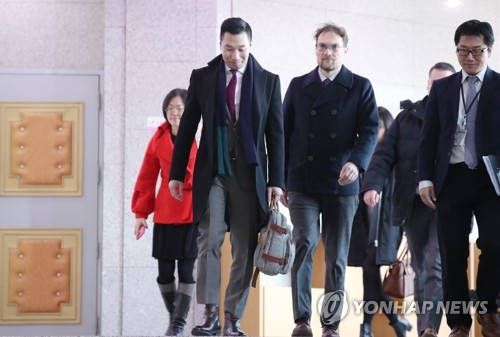 알렉스 웡, 외교부 도착(서울=연합뉴스) 홍해인 기자 = 알렉스 웡 미 국무부 대북특별부대표가 10일 오전 한미워킹그룹 회의를 위해 서울 종로구 외교부 청사에 도착해 이동하고 있다.
    한미워킹그룹 회의는 한국과 미국 정부가 비핵화와 남북관계, 대북제재 관련 사안을 조율하는 협의체다. 2020.2.10 hihong@yna.co.kr