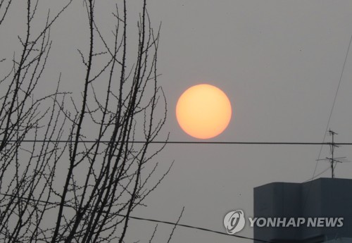 미세먼지에 가린 태양(광주=연합뉴스) 박철홍 기자 = 10일 오전 광주 북구의 하늘에 떠오른 태양이 미세먼지에 가려 일출·일몰처럼 붉은 모습을 보인다. 2020.2.10 pch80@yna.co.kr
