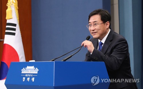 강민석 대변인, 첫 브리핑(서울=연합뉴스) 이진욱 기자 = 강민석 신임 청와대 대변인이 10일 오전 춘추관 대브리핑룸에서 브리핑을 하고 있다. cityboy@yna.co.kr