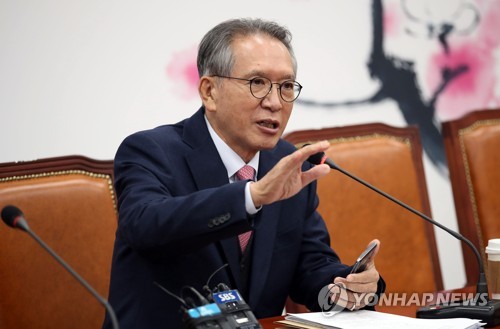 회의 결과 발표하는 김형오 공천관리위원장(서울=연합뉴스) 김인철 기자 = 자유한국당 김형오 공천관리위원장이 10일 오후 국회에서 열린 공천관리위원회에서 회의 결과에 대해 브리핑하고 있다. 2020.2.10 yatoya@yna.co.kr