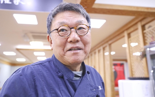 메밀을 깎는 과정을 설명하는 권영한 사장 [사진/성연재 기자]