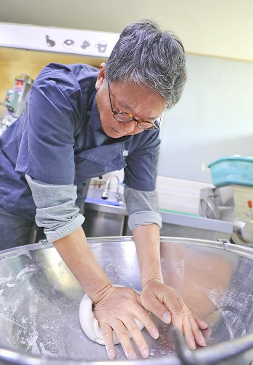 냉면을 반죽하는 권영한 사장 [사진/성연재 기자]