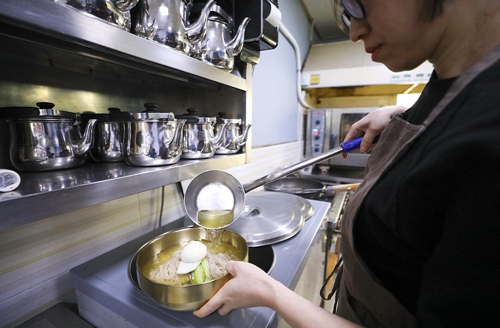 육수를 붓는 맏딸 [사진/성연재 기자]