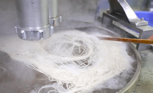 뜨거운 물에서 익는 냉면 [사진/성연재 기자]