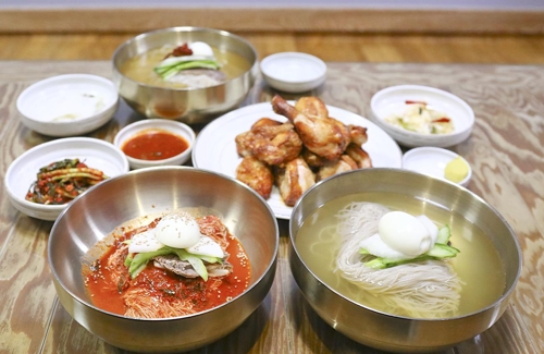 함흥냉면과 평양냉면(오른쪽) [사진/성연재 기자]