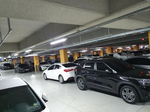 중 주차 재연된 진천 인재개발원 인근 아파트 주차장
(진천=연합뉴스) 박종국 기자 = 우한 교민이 입소한다는 소식에 외지로 떠났던 주민들이 돌아오면서 주변 아파트 지하 주차장이 이중 주차를 하는 등 주차난이 재연됐다. 2020.2.9. pjk@yna.co.kr
(끝)