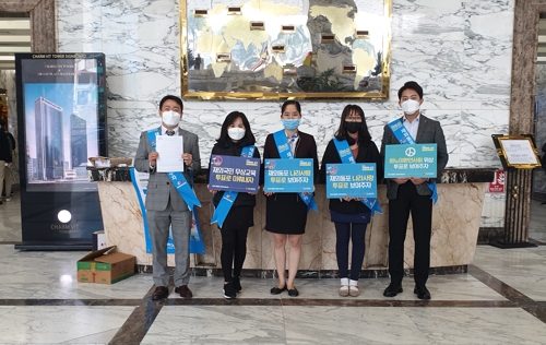 하노이 코참, 총선 부재자 투표 참여 신청 캠페인    (하노이=연합뉴스) 베트남 하노이 한인상공인연합회(코참) 직원들이 지난 10일 한국 기업과 단체 사무실이 몰려 있는 하노이시의 한 건물 1층 로비에서 4·15 총선 국외 부재자 신고와 재외 선거인 등록을 촉구하고 있다. 2020.2.11 [하노이코참 제공]
  youngkyu@yna.co.kr