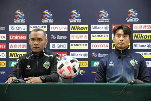 조제 모라이스 감독과 이동국(오른쪽)[전북 현대 제공]