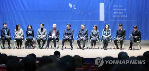 토크 콘서트서 발언하는 민주당 영입인재들더불어민주당 영입인재들이 지난달 19일 오후 서울 여의도 국회 의원회관 대회의실에서 '좋은 정치'를 주제로 토크 콘서트를 하고 있다. [연합뉴스 자료사진]