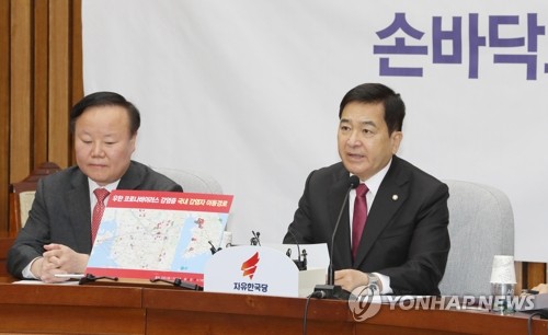 발언하는 심재철(서울=연합뉴스) 하사헌 기자 = 자유한국당 심재철 원내대표가 11일 오전 서울 여의도 국회에서 열린 원내대책회의에서 발언하고 있다.  toadboy@yna.co.kr