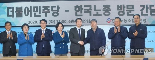 이인영, 김동명 신임 한국노총 위원장 예방(서울=연합뉴스) 진성철 기자 = 더불어민주당 이인영 원내대표가 11일 서울 여의도 한국노동조합총연맹을 방문, 김동명 신임 한국노총 위원장과 악수하고 있다. 2020.2.11 zjin@yna.co.kr