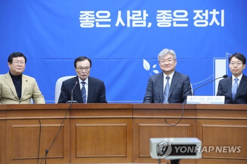 인사말 하는 민주당 이해찬 대표(서울=연합뉴스) 안정원 기자 = 더불어민주당 이해찬 대표가 11일 오전 서울 여의도 국회에서 열린 인재영입행사에서 인사말을 하고 있다. 19번째 인재인 이경수 국제핵융합실험로(ITER)부총장(오른쪽 두번째)과 20번째 인재인 최기상 전 서울북부지방법원 판사(오른쪽)가 배석하고 있다. 2020.2.11 jeong@yna.co.kr