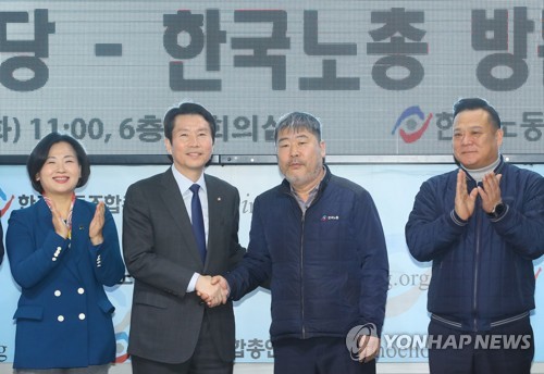 김동명 신임 한국노총 위원장 방문한 이인영(서울=연합뉴스) 진성철 기자 = 더불어민주당 이수진 최고위원(왼쪽부터), 이인영 원내대표와 한국노총 김동명 신임 위원장, 이동호 사무총장이 11일 서울 여의도 한국노동조합총연맹에서 만나 기념촬영하고 있다.  zjin@yna.co.kr