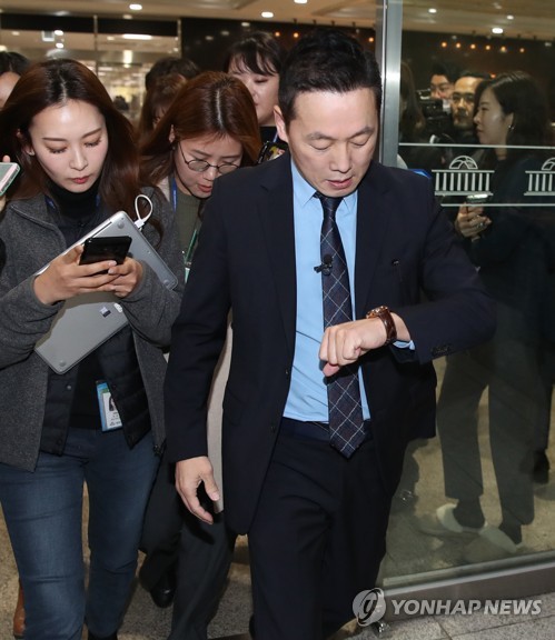 기자회견 나선 정봉주 전 의원(서울=연합뉴스) 안정원 기자 = 정봉주 전 의원이 더불어민주당의 4·15 총선 예비후보자 부적격 판정 확정과 관련 11일 오후 서울 여의도 국회에서 열린 입장발표 기자회견에 참석하기 위해 이동하며 시간을 확인하고 있다. 2020.2.11 jeong@yna.co.kr