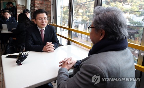 대화하는 황교안과 박진(서울=연합뉴스) 김인철 기자 = 자유한국당 황교안 대표가 11일 오후 서울 종로구 대학로의 한 카페에서 박진 전 의원과 만나 대화하고 있다. yatoya@yna.co.kr
