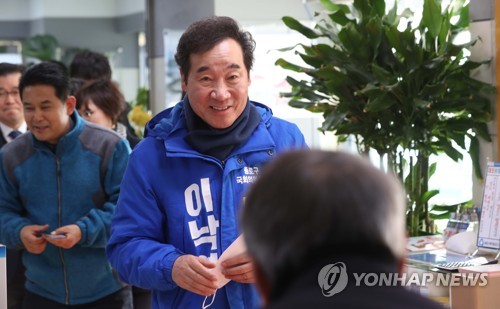 이낙연 전 총리, '시민들과 현장에서'(서울=연합뉴스) 김승두 기자 = 더불어민주당 후보로 종로 출마를 선언한 이낙연 전 국무총리가 11일 오후 서울 종로 평창동 한 은행에서 시민들과 이야기 나누고 있다. kimsdoo@yna.co.kr