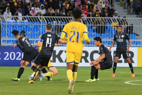 알 나스르와의 경기에 출전한 정우영(오른쪽에서 두 번째)[알 사드 트위터 캡처]