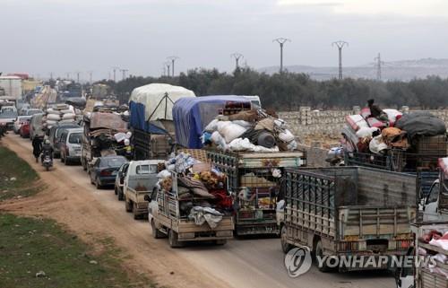 정부군의 공격을 피해 터키 국경 쪽으로 향하는 피란 행렬 [로이터=연합뉴스]