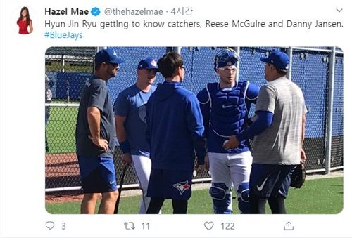 류현진과 얀선은 서로 알아가는 중(서울=연합뉴스) 류현진(오른쪽 첫 번째)이 11일(한국시간) 미국 플로리다주 더니든 TD 볼파크 불펜에서 공을 던진 뒤, 토론토 블루제이스 주전 포수 대니 얀선(오른쪽 두 번째)과 대화하고 있다. 2020.2.11 [헤이즐 메이 트위터 캡처. 재판매 및 DB 금지] photo@yna.co.kr