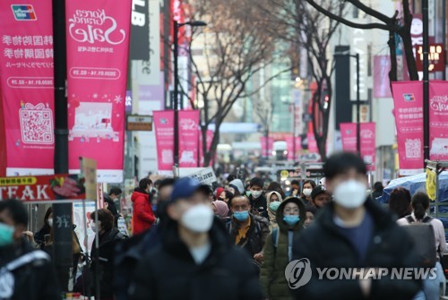마스크와 함께, 한산하지 '않은' 거리(서울=연합뉴스) 홍해인 기자 = 지난 11일 오후 서울 명동 거리에서 시민과 관광객들이 마스크를 쓴 채 거리를 걷고 있다. hihong@yna.co.kr