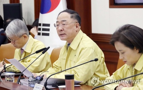 홍남기 부총리, 신종 코로나 대응 경제관계장관회의 주재(서울=연합뉴스) 김승두 기자 = 홍남기 부총리 겸 기획재정부 장관이 12일 오전 정부서울청사에서 열린 제5차 신종 코로나바이러스 감염증 대응 경제관계장관회의 겸 제4차 경제활력 대책 회의를 주재하며 발언하고 있다. kimsdoo@yna.co.kr