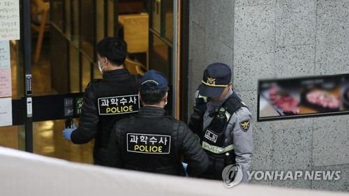 여의도 증권사 건물 사건 현장 감식하는 경찰(서울=연합뉴스) 류영석 기자 = 12일 오전 종업원 간 칼부림 사건이 일어난 서울 여의도의 한 증권사 건물 지하식당가에서 경찰이 현장 조사를 하고 있다.
    이날 사건으로 피해자 1명은 크게 다쳐 병원으로 옮겨졌고, 용의자는 범행 직후 극단적 선택을 시도한 것으로 추정된다. 2020.2.12 ondol@yna.co.kr
