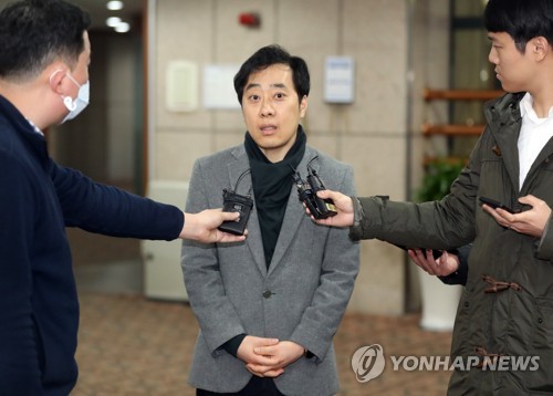 스포츠 공정위원회 출석하는 유남규 전 감독(서울=연합뉴스) 최재구 기자 = 유남규 전 여자탁구 국가대표 감독이 12일 서울 송파구 올림픽파크텔에서 열린 스포츠 공정위원회에 전지희 선수와 갈등에 관련한 내용을 소명하기 위해 출석하며 질문에 답하고 있다. 2020.2.12 jjaeck9@yna.co.kr