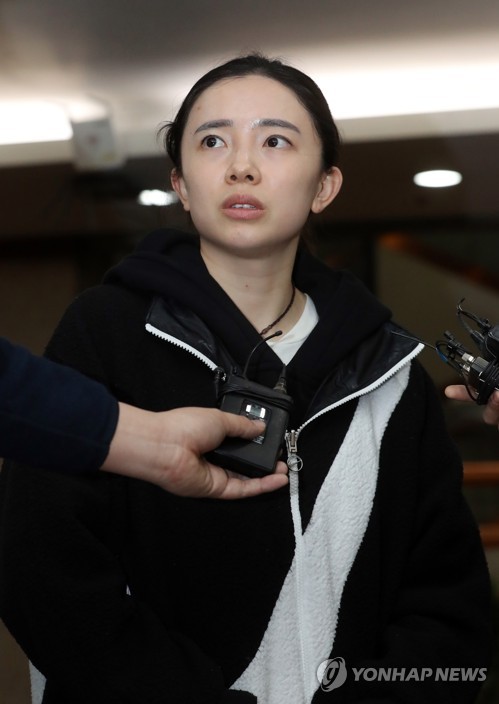스포츠 공정위원회 출석하는 전지희(서울=연합뉴스) 최재구 기자 = 여자탁구 국가대표 전지희 선수가 12일 서울 송파구 올림픽파크텔에서 열린 스포츠 공정위원회에 유남규 전 감독과 갈등에 관련한 내용을 소명하기 위해 출석하고 있다. 2020.2.12 jjaeck9@yna.co.kr