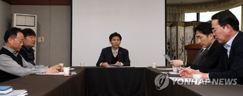 유남규-전지희 갈등 규명 스포츠공정위 개최(서울=연합뉴스) 최재구 기자 = 여자탁구 국가대표팀의 에이스로 활약했던 전지희와 유남규 전 여자대표팀 감독 간 갈등 사태의 진상을 파악하기 위한 스포츠공정위원회가 12일 서울 송파구 올림픽파크텔에서 열리고 있다. 2020.2.12 jjaeck9@yna.co.kr