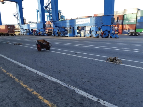 부두 바닥에 놓인 콘과 이동용 리어카[부산해양수산청 제공]