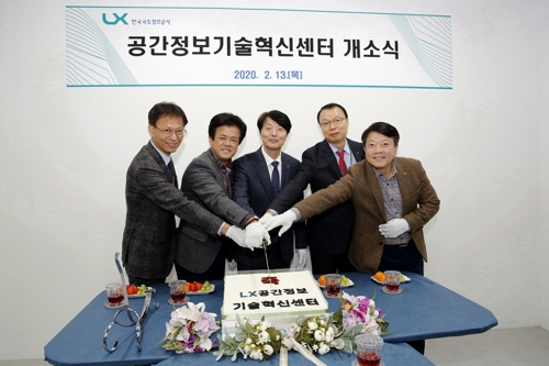 LX, 전북혁신도시에 공간정보기술혁신센터 개소(서울=연합뉴스) 개소식에 참석한 김택진 공간정보본부장(왼쪽에서 세번째), 배종욱 공간정보실장(왼쪽에서 두번쨰), 정철원 정보자원관리실장(왼쪽에서 다섯번째)을 비롯한 LX 임직원들 [LX 자료 제공. 재판매 및 DB 금지]