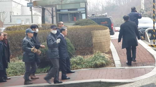 보수논객 지만원씨(서울=연합뉴스) 윤우성 기자 = 5.18 민주화운동에 참여한 광주 시민들을 북한 특수군이라고 주장해 명예훼손 혐의로 징역 2년을 선고받은 보수논객 지만원씨가 13일 재판 후 지지자들과 함께 법원을 빠져나가고 있다.