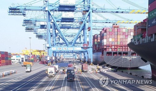 크레인과 멀리 떨어진 신항 2부두의 피닝스테이션[PNC 제공]