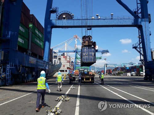 크레인 아래서 위험하게 컨테이너 고정장치 체결·제거작업부산 북항의 한 부두의 노동자들이 크레인 바로 아래에서 컨테이너 고정장치인 콘을 체결하고 제거하는 작업을 하고 있다[촬영 이영희]