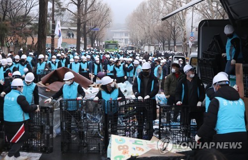 청와대 인근 시위 천막 행정대집행(서울=연합뉴스) 홍해인 기자 = 13일 오전 종로구청 관계자와 용역직원들이 서울 종로구 청와대 사랑채부터 정부서울청사 창성동 별관 인근까지 설치돼 있던 천막들을 철거하는 행정대집행을 벌이고 있다. hihong@yna.co.kr