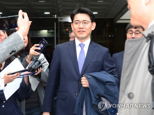 법원 나서는 성창호 판사(서울=연합뉴스) 신준희 기자 = 13일 오전 서울 서초구 서울중앙지법에서 성창호 판사가 사법행정권남용 관련 재판을 받고 법원을 나서고 있다. 이날 법원은 공무상 비밀누설 혐의로 기소된 신광렬·조의연·성창호 부장판사에게 무죄를 선고했다. hama@yna.co.kr