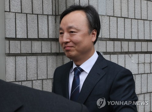 '사법농단 연루' 조의연 판사 1심 무죄(서울=연합뉴스) 신준희 기자 = 13일 오전 서울 서초구 서울중앙지법에서 조의연 판사가 사법행정권남용 관련 재판을 받고 법원을 나서고 있다. 이날 법원은 공무상 비밀누설 혐의로 기소된 신광렬·조의연·성창호 부장판사에게 무죄를 선고했다. hama@yna.co.kr