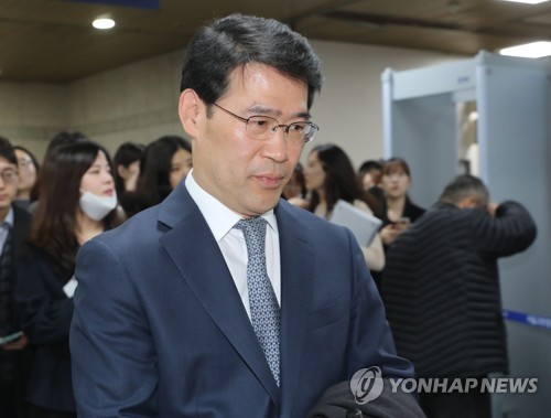 '사법농단 연루' 신광렬 판사 1심 무죄(서울=연합뉴스) 신준희 기자 = 13일 오전 서울 서초구 서울중앙지법에서 신광렬 판사가 사법행정권남용 관련 재판을 받고 법원을 나서고 있다. 이날 법원은 공무상 비밀누설 혐의로 기소된 신광렬·조의연·성창호 부장판사에게 무죄를 선고했다. hama@yna.co.kr