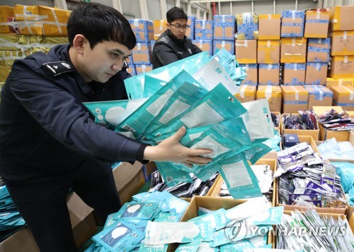 1주일만에 73만장 적발(영종도=연합뉴스) 서명곤 기자 = 13일 오전 인천 중구 인천본부세관 화물청사에서 세관 직원들이 보건용 마스크 불법 해외 반출을 집중 단속해 적발한 마스크를 정리하고 있다. 관세청은 이달 6∼12일 집중 단속 결과로 10만장(62건)의 반출을 취소하고 63만장(10건)은 불법 수출 여부를 조사하고 있다고 밝혔다. seephoto@yna.co.kr