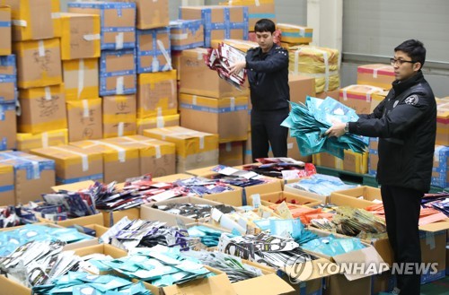 불법반출 적발 마스크(영종도=연합뉴스) 서명곤 기자 = 13일 오전 인천 중구 인천본부세관 화물청사에서 세관 직원들이 보건용 마스크 불법 해외 반출을 집중 단속해 적발한 마스크를 정리하고 있다. 관세청은 이달 6∼12일 집중 단속 결과로 10만장(62건)의 반출을 취소하고 63만장(10건)은 불법 수출 여부를 조사하고 있다고 밝혔다.  seephoto@yna.co.kr