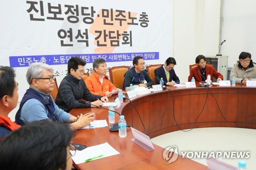 발언하는 김명환 민주노총 위원장(서울=연합뉴스) 진성철 기자 = 김명환 민주노총 위원장이 13일 국회에서 열린 진보정당·민주노총 연석 간담회에서 발언하고 있다. 2020.2.13 zjin@yna.co.kr