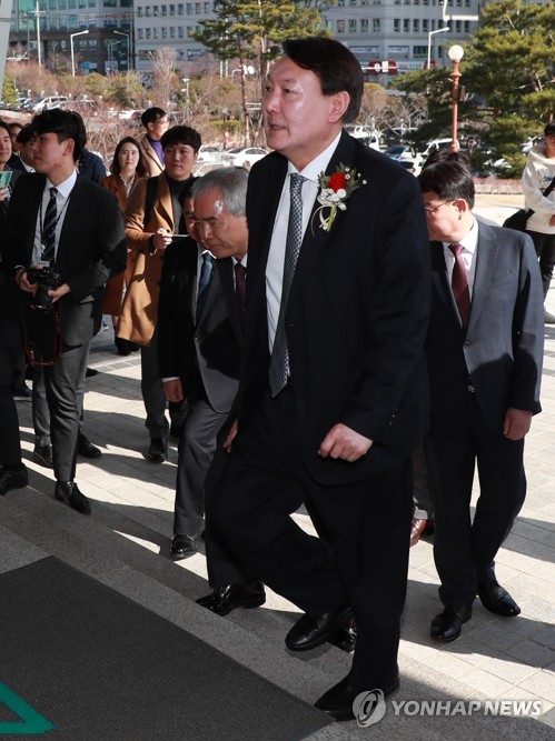 부산 찾은 윤석열 검찰총장(부산=연합뉴스) 손형주 기자 = 윤석열 검찰총장이 13일 오후 부산고등·지방 검찰에 들어서고 있다. 윤석열 검찰총장은 취임 후 첫 지방검찰청을 격려 방문했다. handbrother@yna.co.kr