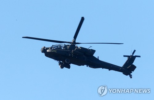 날고 있는 아파치 헬기(포항=연합뉴스) 손대성 기자 = 13일 경북 포항 한 군부대 사격장에서 미국 육군 아파치가디언헬기가 사격 훈련을 위해 날고 있다. 2020.2.13 sds123@yna.co.kr